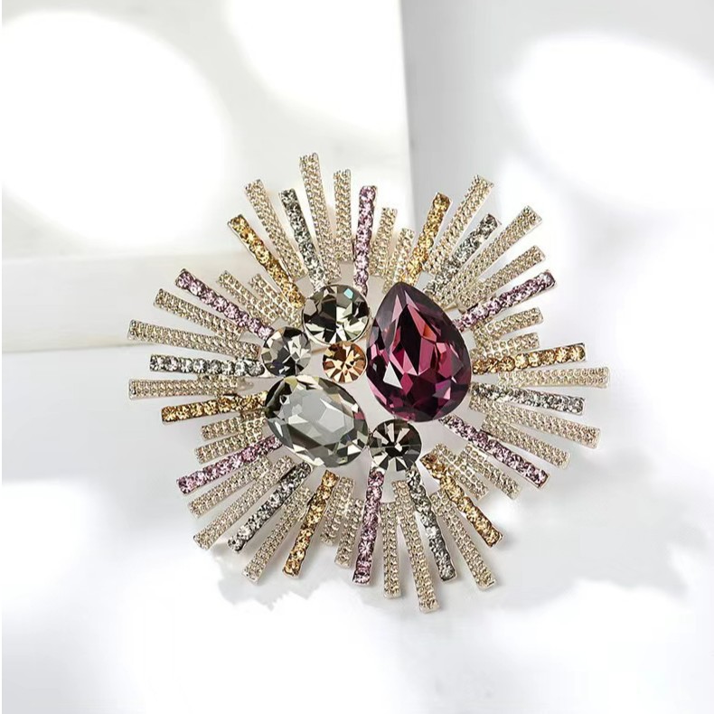 Gefertigt mit mittelalterlichem Filigran, barocken Emaille-Blumenmotiven, edlen Kristallen und Art-déco-Linien. Ein liebevoll gestaltetes, elegantes Erinnerungsstück für Geburtstage und Jubiläen._voghion.com
