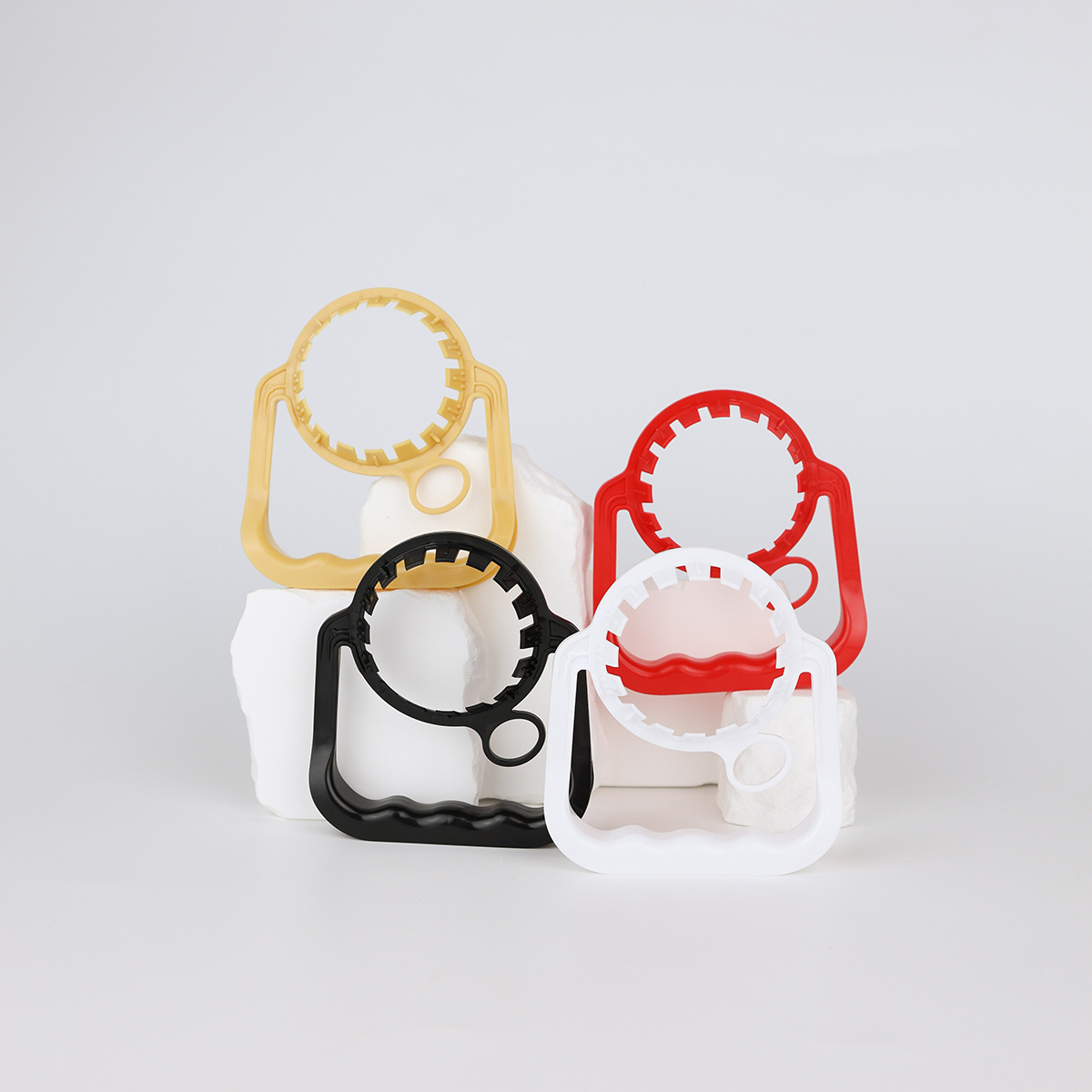 Proveedores al por mayor 55 calibre PE manillas de agua mineral manillas de agua potable desechables manillas de plástico