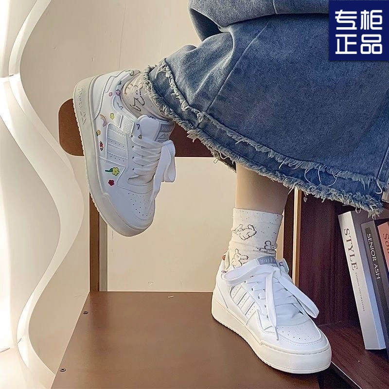 Модные легкие модные повседневные туфли для женщин, весна 2025 года, новый стиль, показывающие ноги, маленькие модные универсальные туфли на толстой подошве, увеличивающие рост