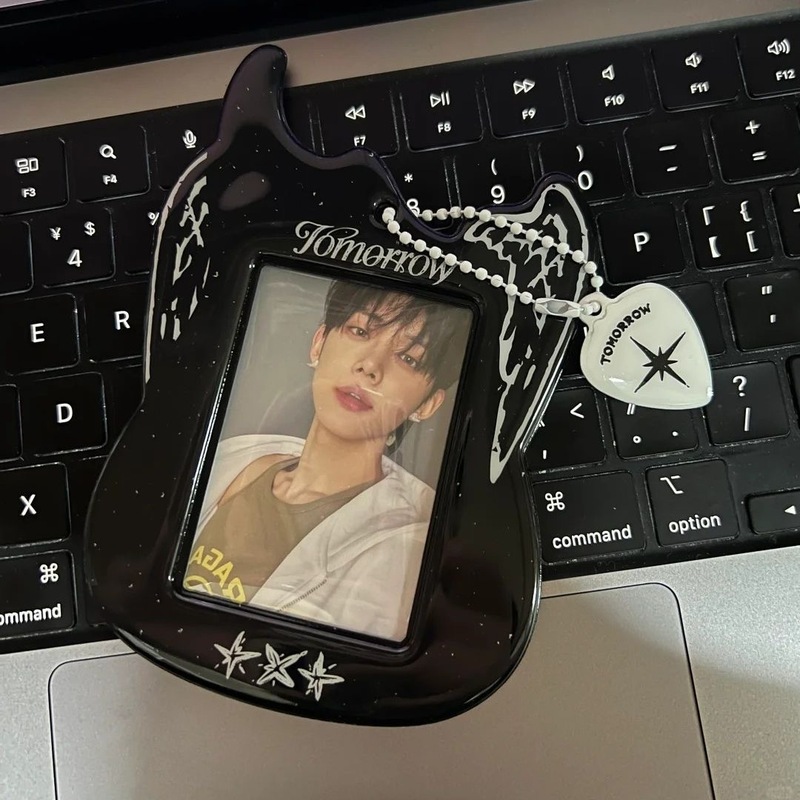 韓国エンターテイメント TXT ギター PVC 黒カードホルダーアイドル追跡カード収納ディスプレイソフトプラスチック保護カバーキーホルダー付き|undefined