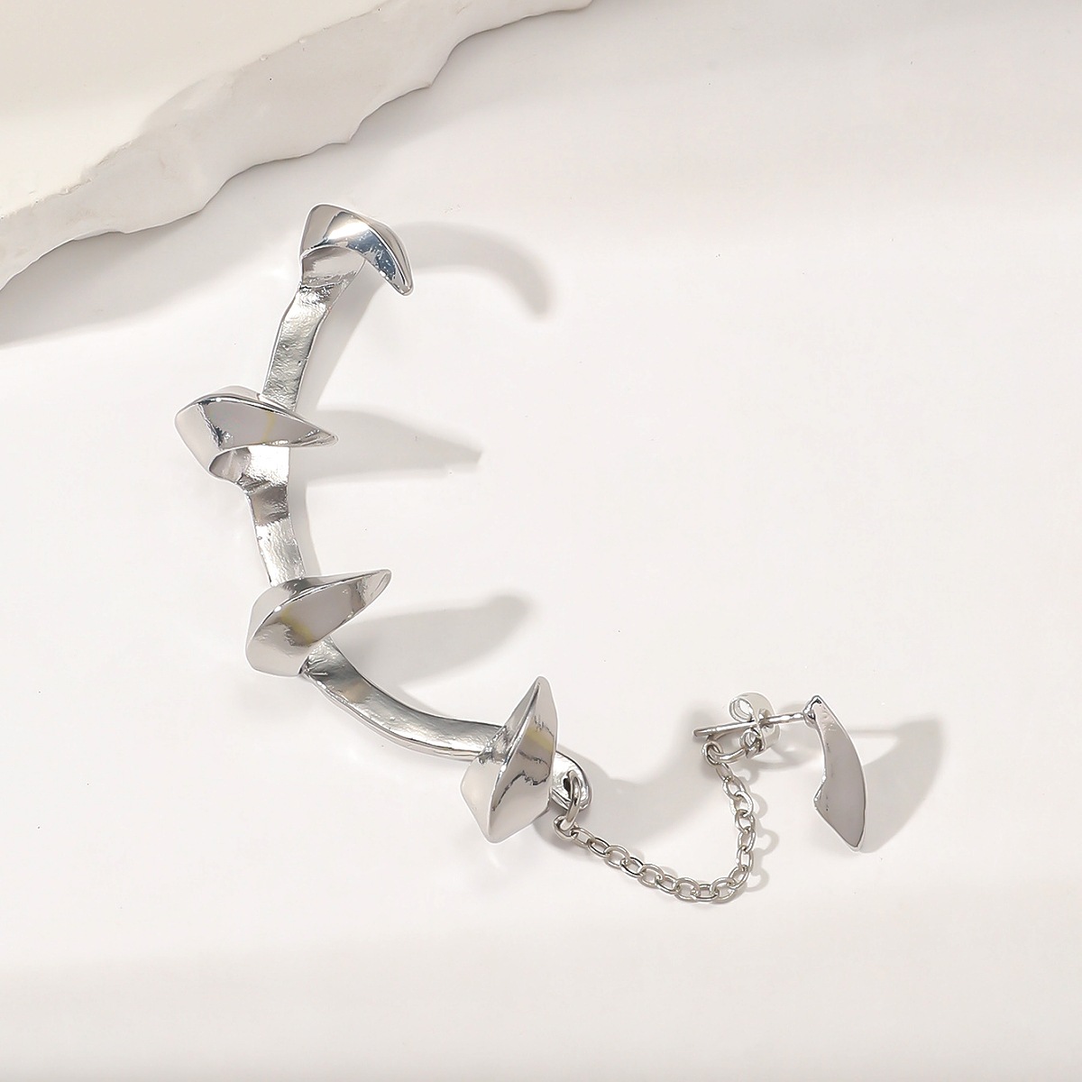 Europa y América gótico diablo garra oreja colgando mujer punk oscuro aleación geométrica oreja hueso clip ins moda sin orejas perforadas