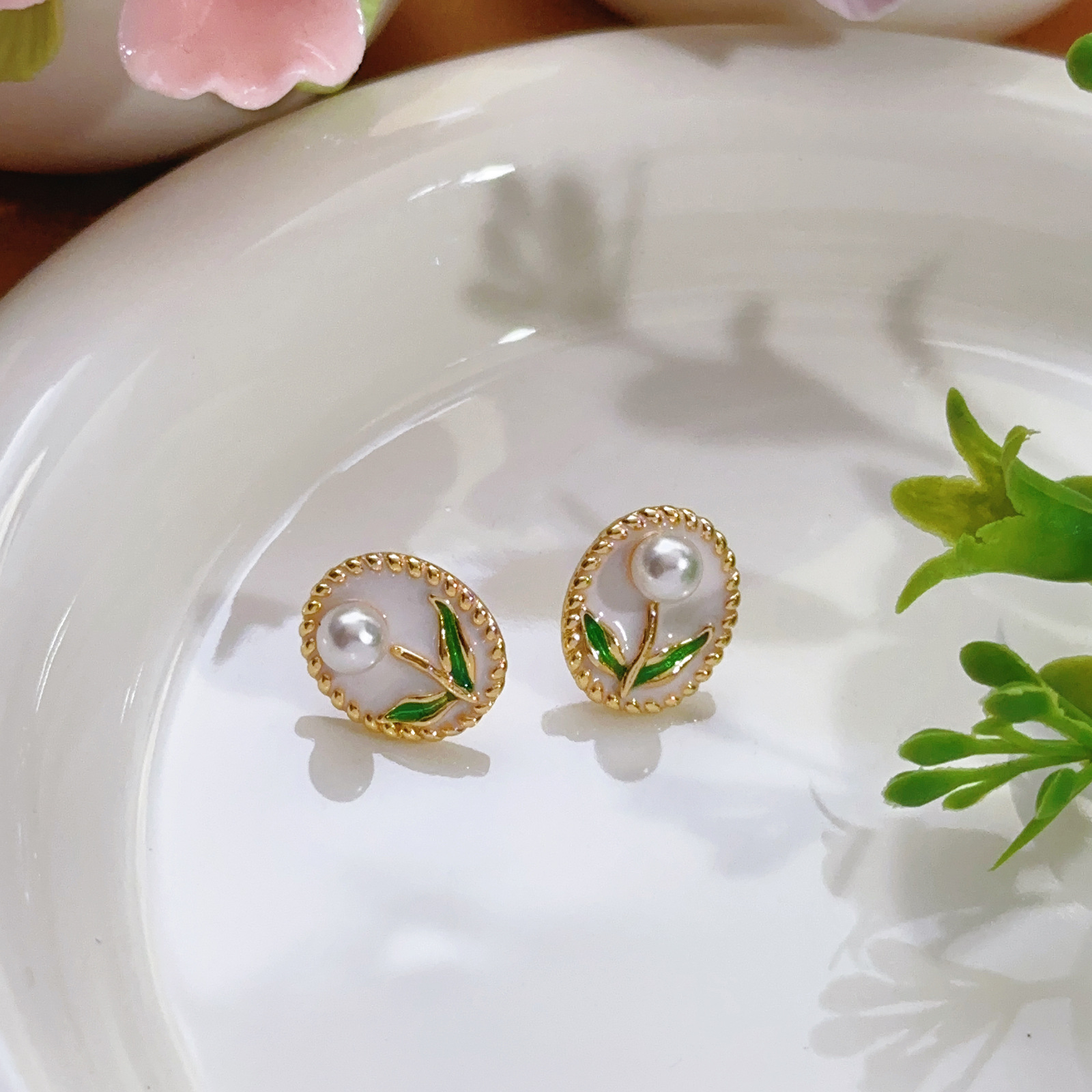 Pendientes de perlas Zhuji, temperamento blanco francés, pendientes antiguos, desplazamientos diarios, lujo ligero, joyería de orejas de alta gama al por mayor