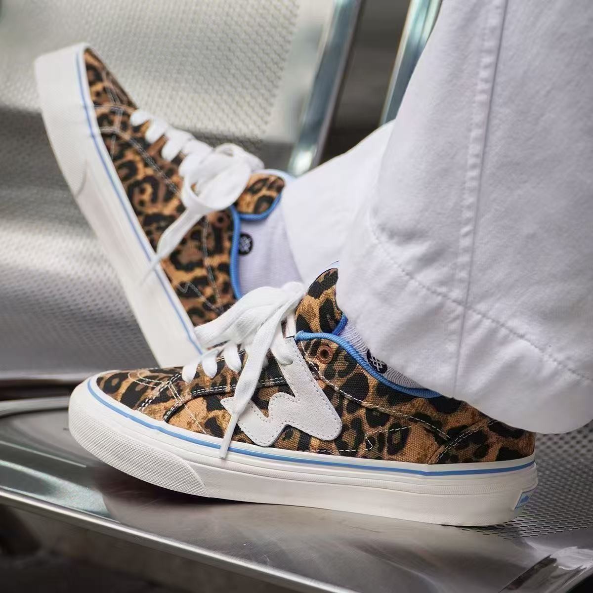 Hong Kong estilo clásico versátil estampado de leopardo zapatos blancos bajos in tide mujeres otoño 2025 nuevo estilo de moda zapatos de skate casuales