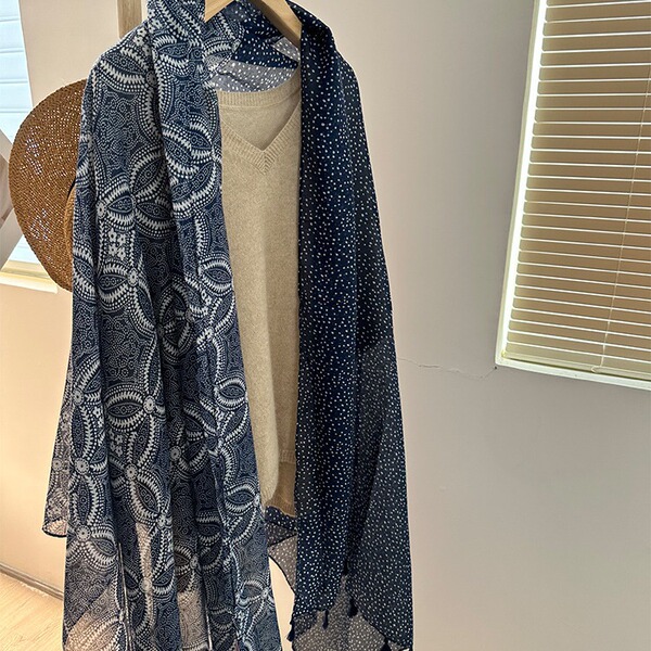 Blue and white elegant breathable scarf