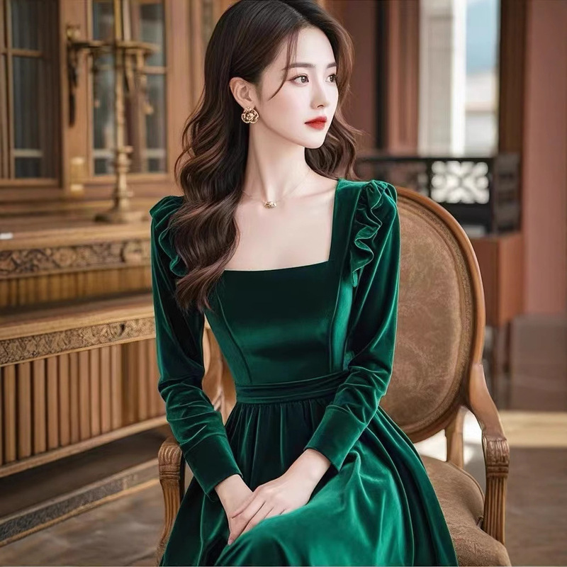 Autumn and winter high-end good-looking formal occasions French Hepburn style green gold velvet ruffled dress women's new