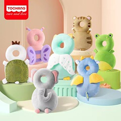 子供が歩くのを習っていますが、赤ちゃんは転んでください。赤ちゃんは転んでください。