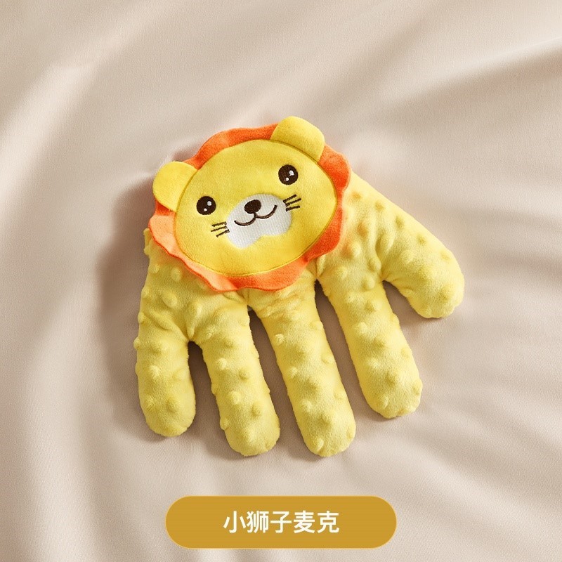 El bebé le da unas palmaditas en el trasero para conciliar el sueño.