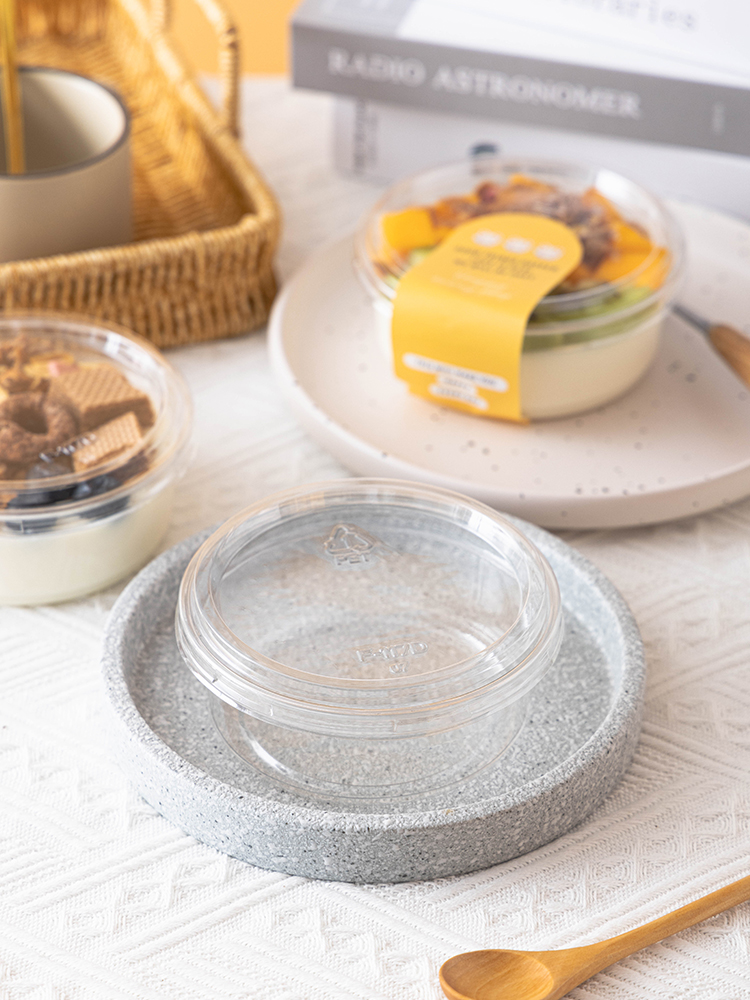 Taza de yogur en frío, arroz, pudín, leche de coco, grano de trigo, fruta, tazón transparente, pastel horneado, caja de embalaje de plástico