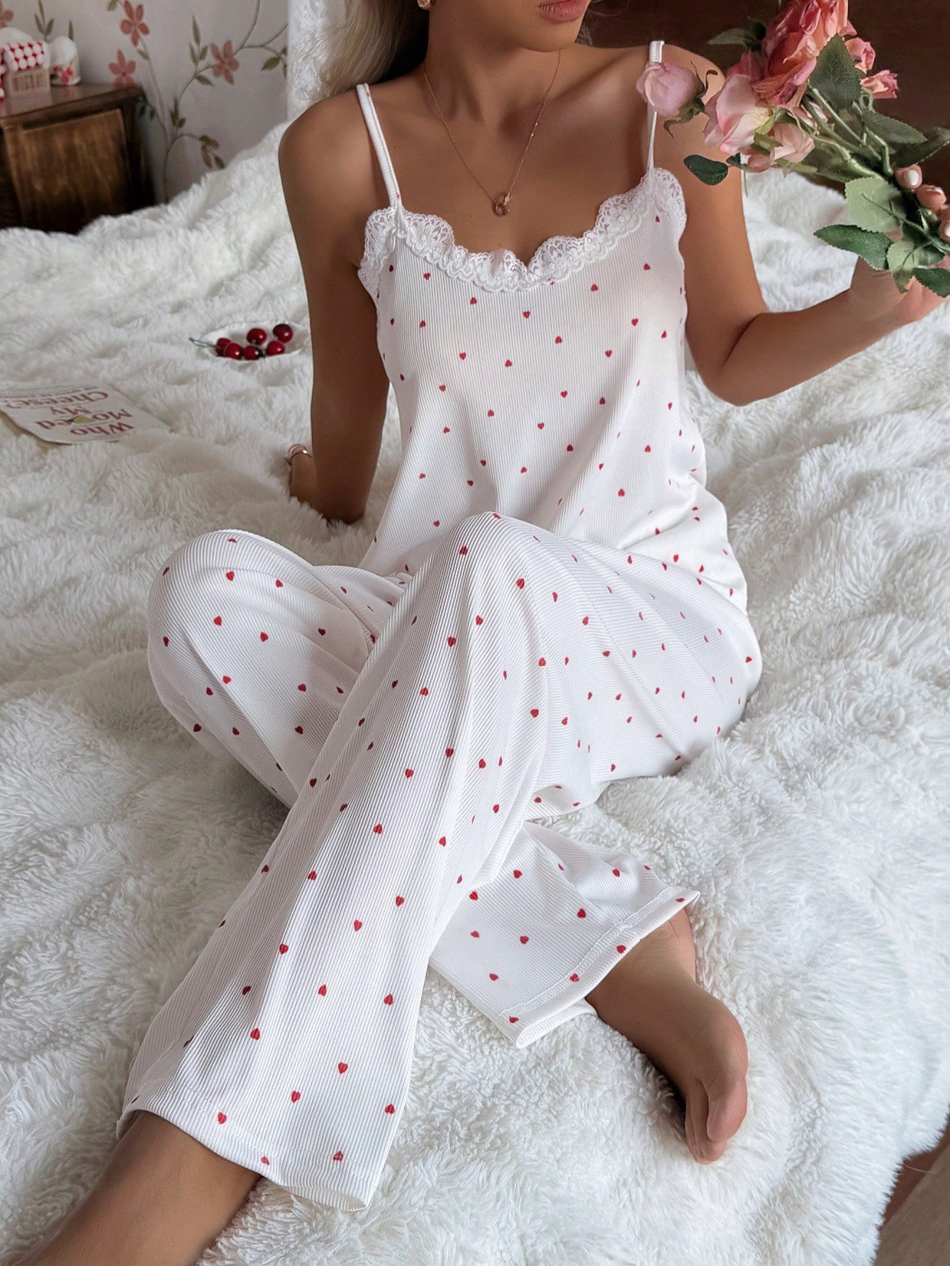 Completo pigiama da donna con canotta e inserti in pizzo a pois_voghion.com