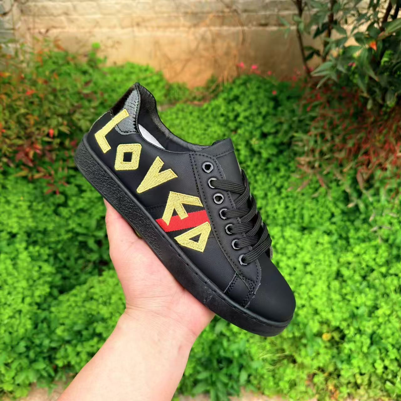 Bee Europa marca de moda bordada zapatos blancos ligeros de lujo con suela gruesa de moda para hombres zapatos deportivos de skate de estilo universal zapatos casuales