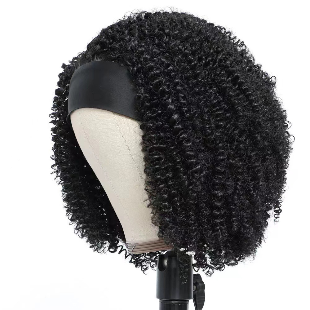 Perruque avec bandeau en soie glacée et cheveux courts bouclés_voghion.com