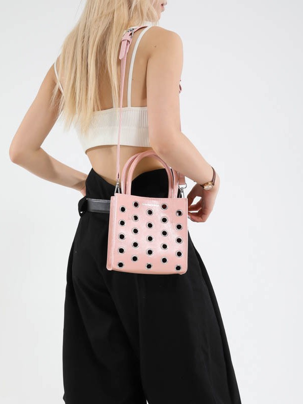 Bolsa punk europea y americana para mujeres 2026 nuevo retro remaches agujeros bolsos cuadrados de viaje ocio mochila de hombro