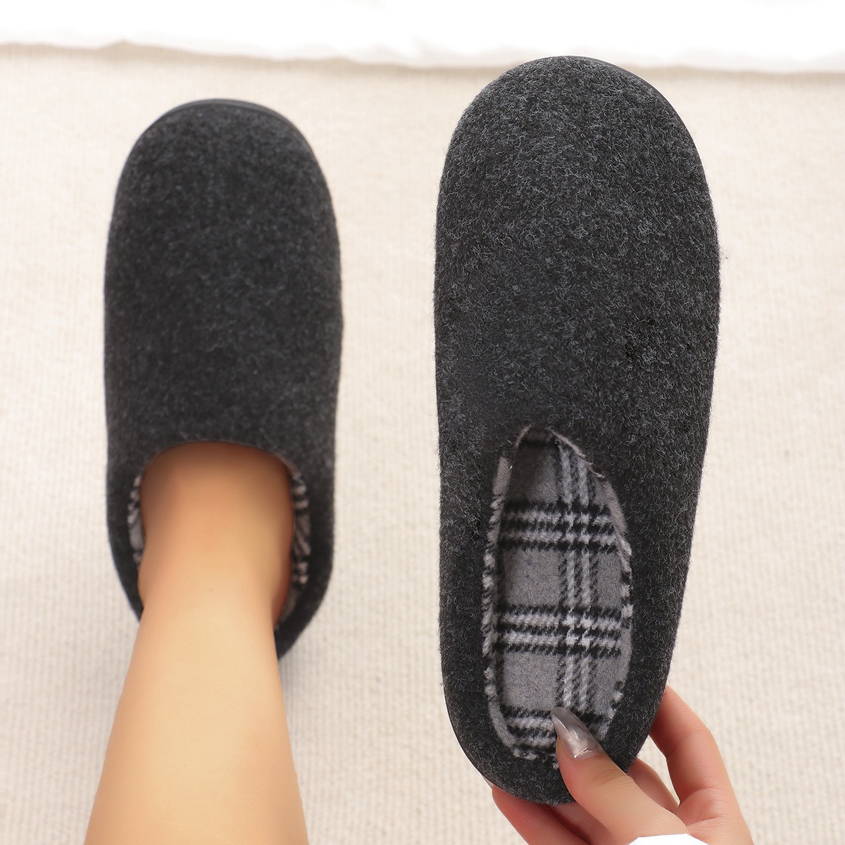 Damenschuhe Hausschuhe Neue Winter-Baumwollpantoffeln Einfarbige Home Rutschfeste Warme Freizeit Verdickte Bequeme Weiche Sohle Flauschige Hausschuhe_voghion.com