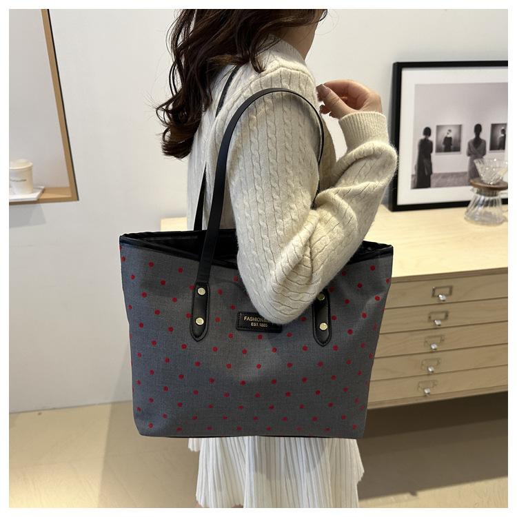 The 2024 new Korean-style tote bag with a college style is stylish, elegant and beautiful. It is a large-capacity single-shoulder and underarm commuter handbag undefined
