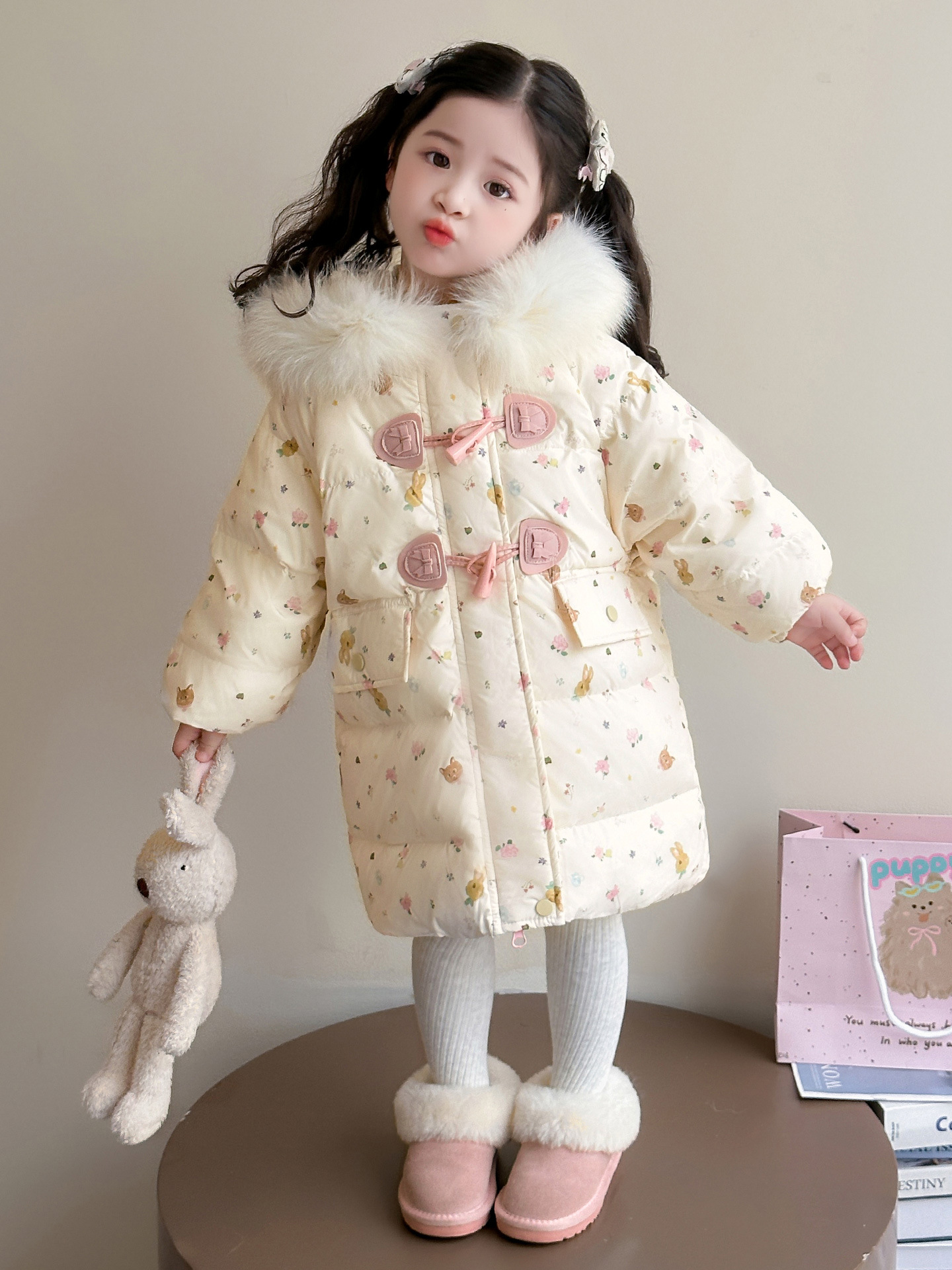 Chaqueta de invierno de niñas 2025, nuevo estilo de estilo occidental bebé femenino, ropa de invierno cálida y gruesa, chaqueta de invierno blanca muy bonita.