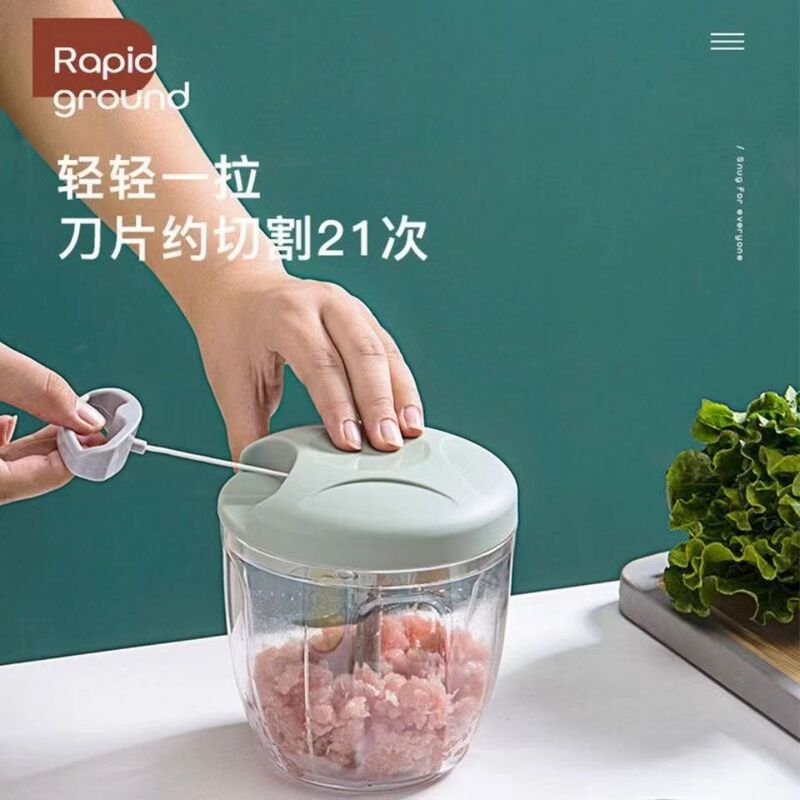 台所の大サイズのニンニクの泥をつぶしてニンニクの器をつぶします。|undefined