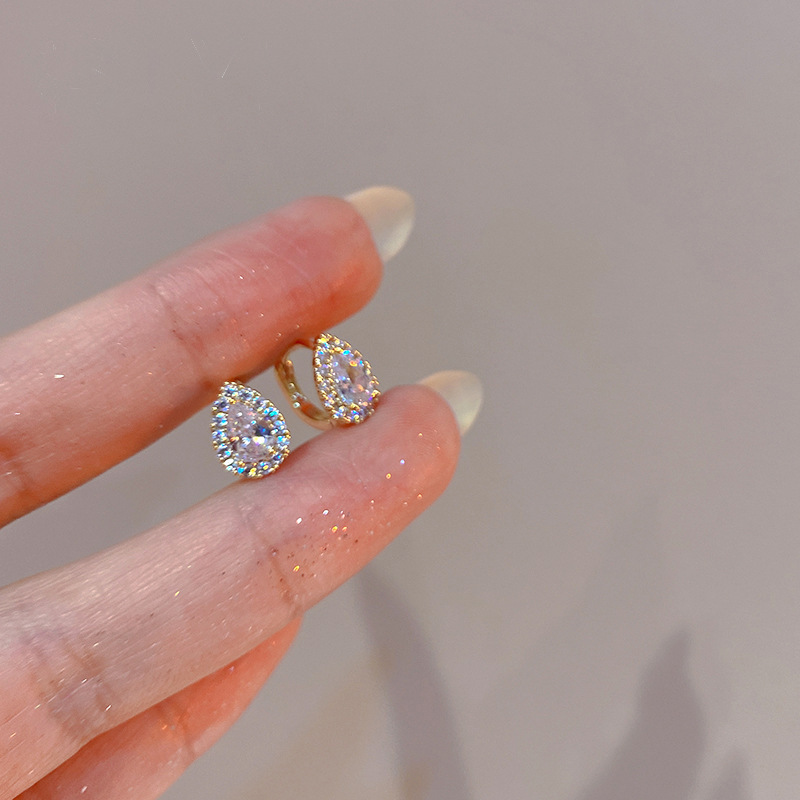 S925 plata 14K oro francés lujoso ligero pequeño zircón goteo de agujas de aretes en el viento nuevo aretes simples para mujeres