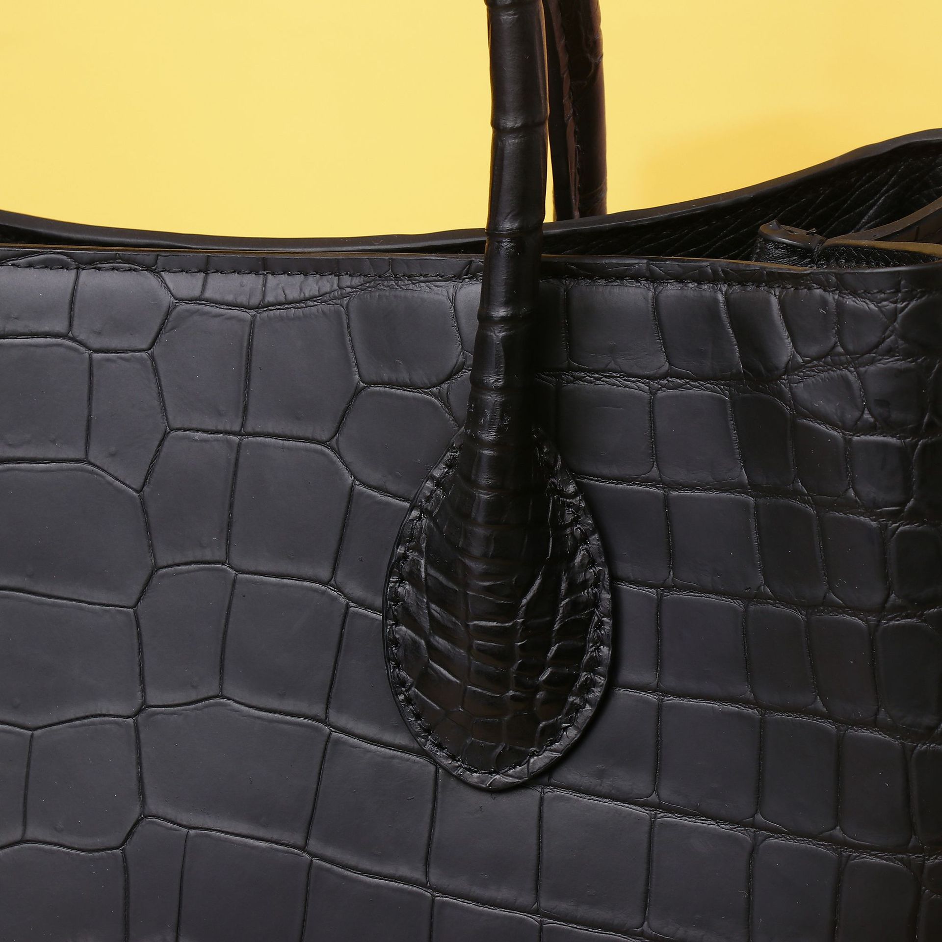 Túi xách nữ cao cấp họa tiết vảy cá sấu mờ kiểu garden bag, quai xách tay kèm dây đeo chéo chi tiết 3