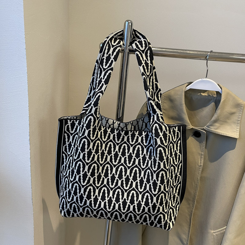 Knitted bags are fashionable and versatile. Knitted tote handbags are new large-capacity shopping bags for women. Single-shoulder bags are new for office workers undefined