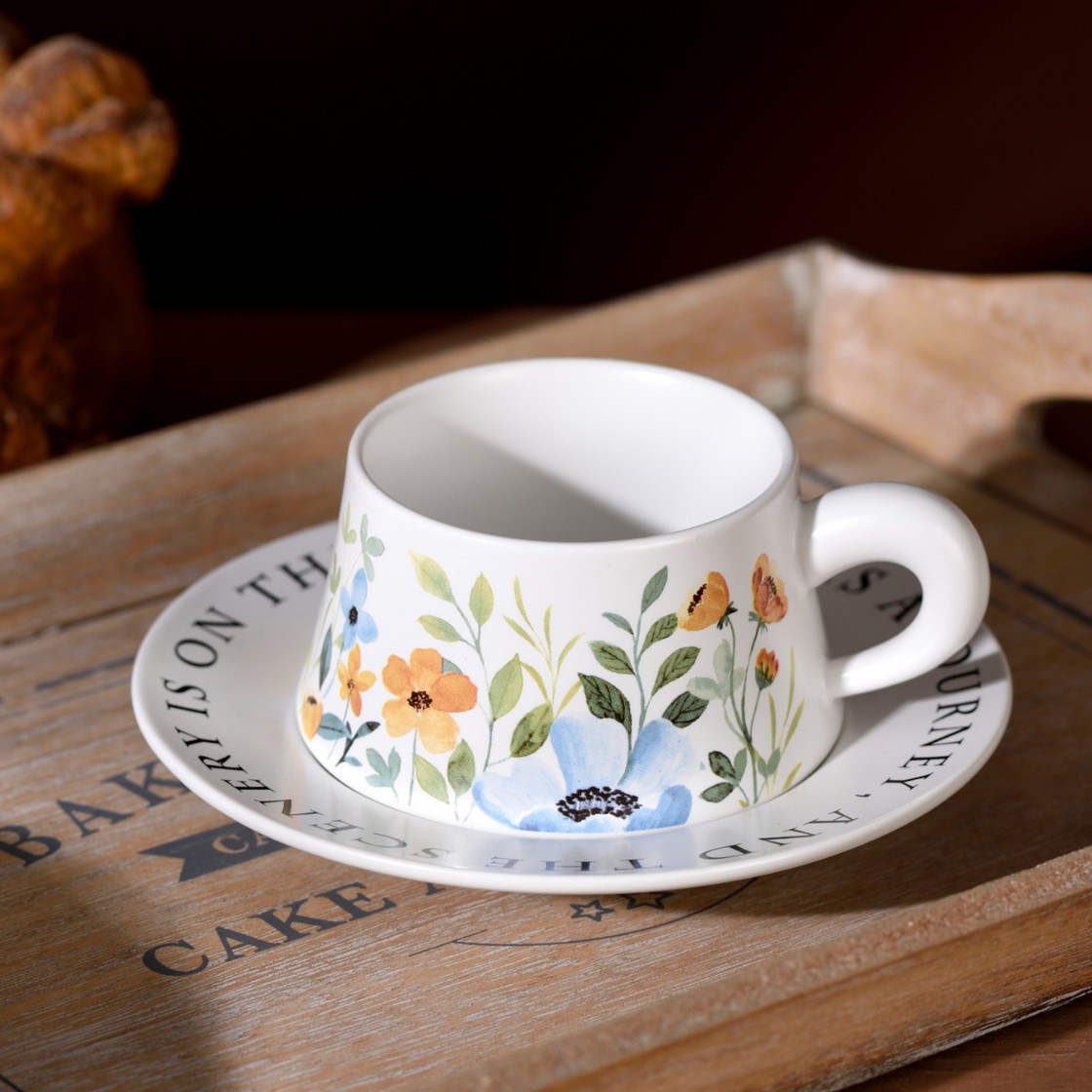 Luz lujosa francesa romántica pequeña flor de cerámica taza de café plato casual té de la tarde café nuevo conjunto de tazas de agua de porcelana hueso