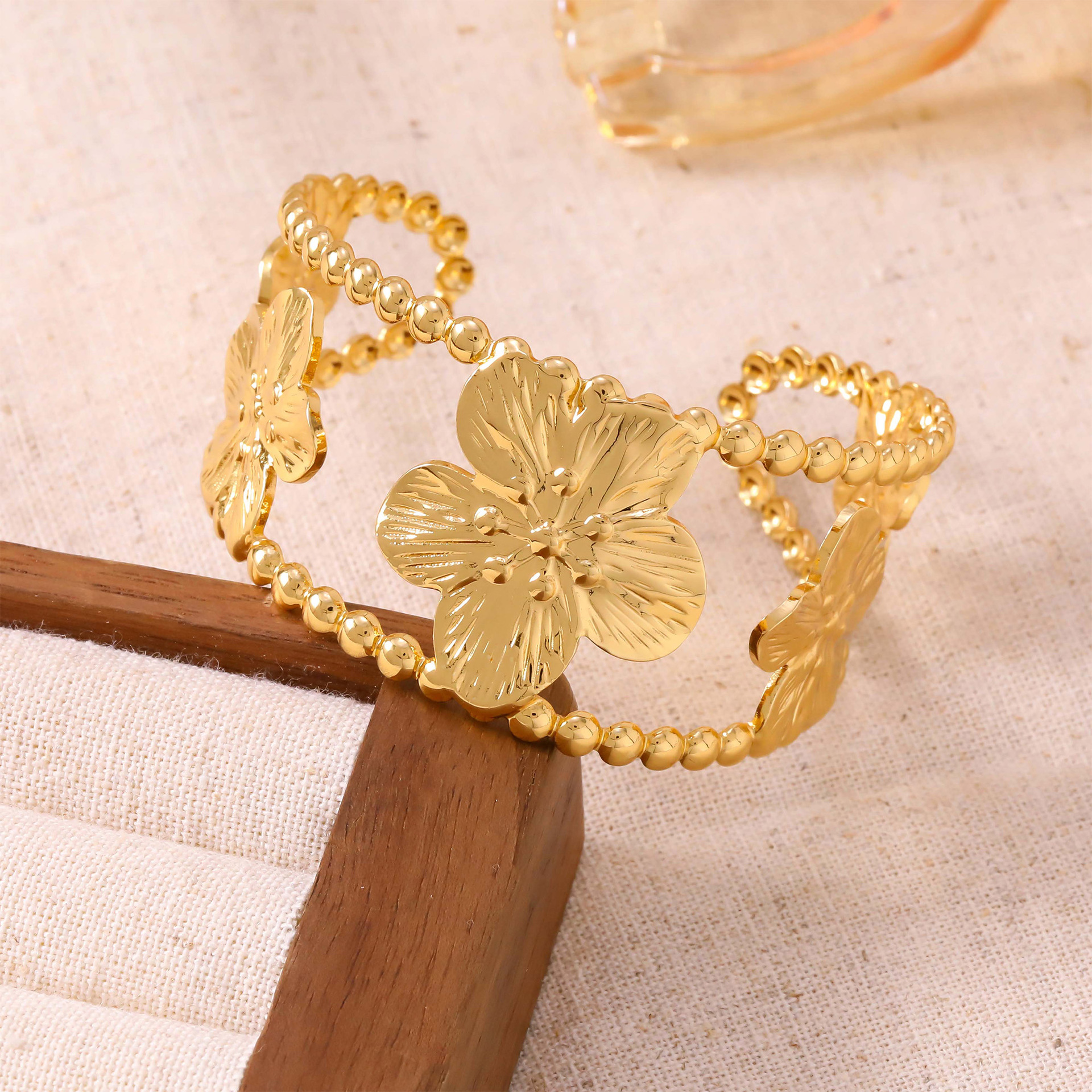 Golden bracelet, flowered