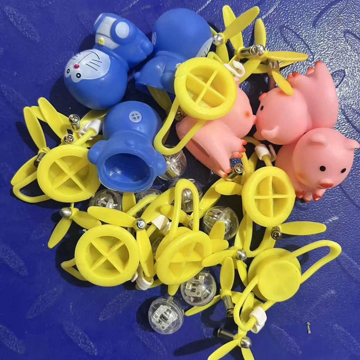 Автомобильная маленькая желтая утка, милая свинка, кошка-гингл, бамбуковая стрекоза, вибрирующий свет, ремешок, солнцезащитные очки, пленка, декоративные аксессуары, универсальные.