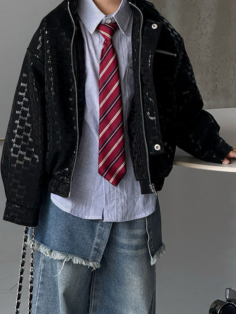 25612 черная кожаная куртка с темным узором