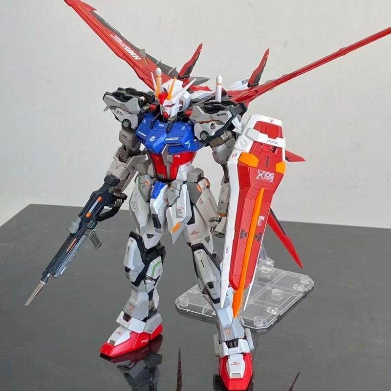 ガンダムのモデルはHGを組み合わせて自由戦士の飛翼MGユニコーンの赤い異端の機甲の手を襲撃しておもちゃを並べます。|undefined
