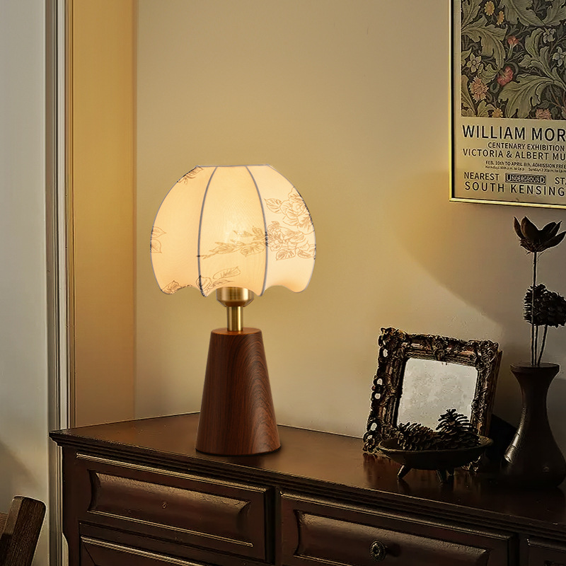Lámpara de escritorio de madera sólida medieval simple francesa nueva retro dormitorio luz de cabecera de la cama <unk> silencioso escritorio luz de protección de ojos 521L