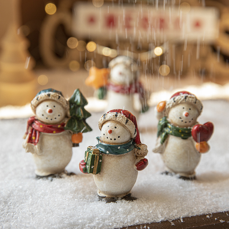 Hong Kong Heng árbol de Navidad decoración escritorio pintado resina muñeco de nieve decoración creativa de Navidad diseño de la escena
