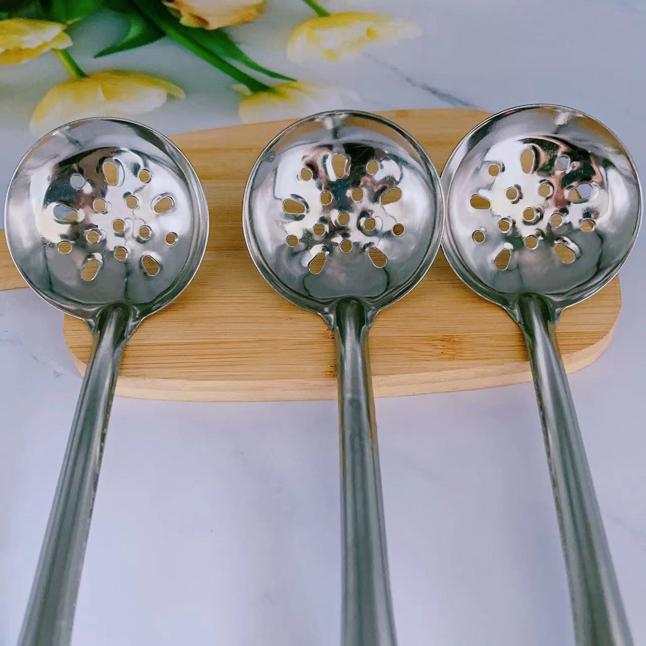 Stainless steel soup shell soup leak kitchen supplies tableware long handle hot pot spoon colander one yuan wholesale