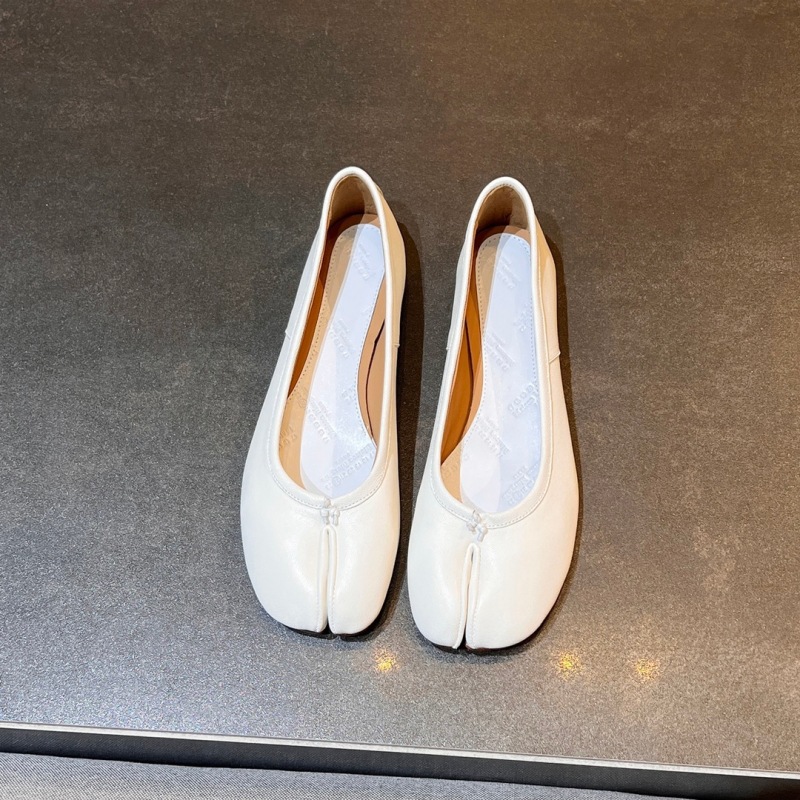 Flat creamy white without wrinkles
