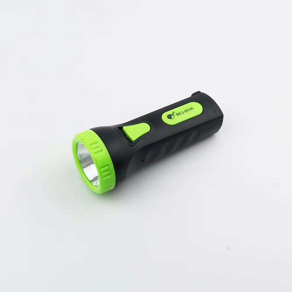 Linterna LED recargable 8836 – Compacta y potente – Ideal para emergencias y hogar