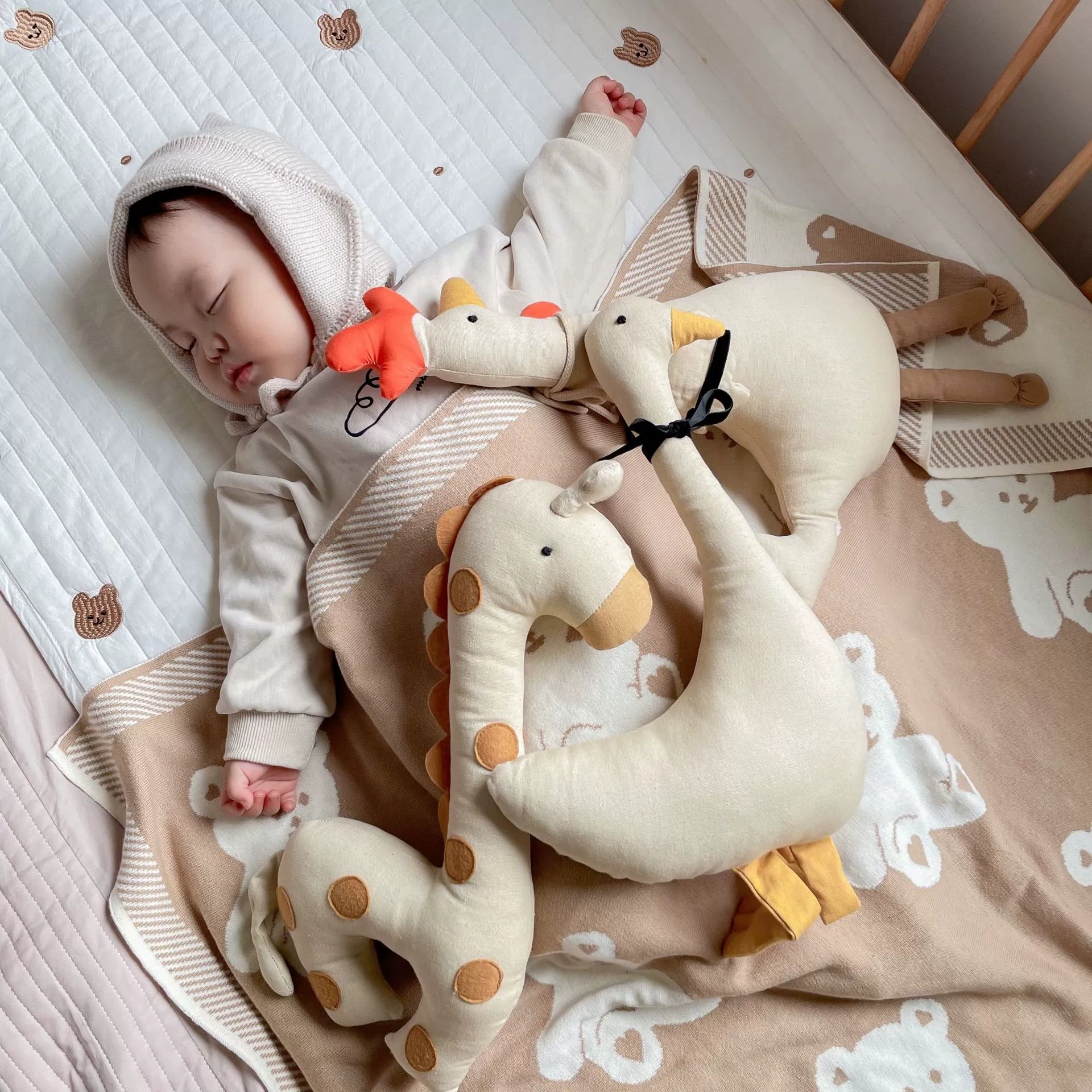 Детская кукла, игрушка, утешает подушку, жираф