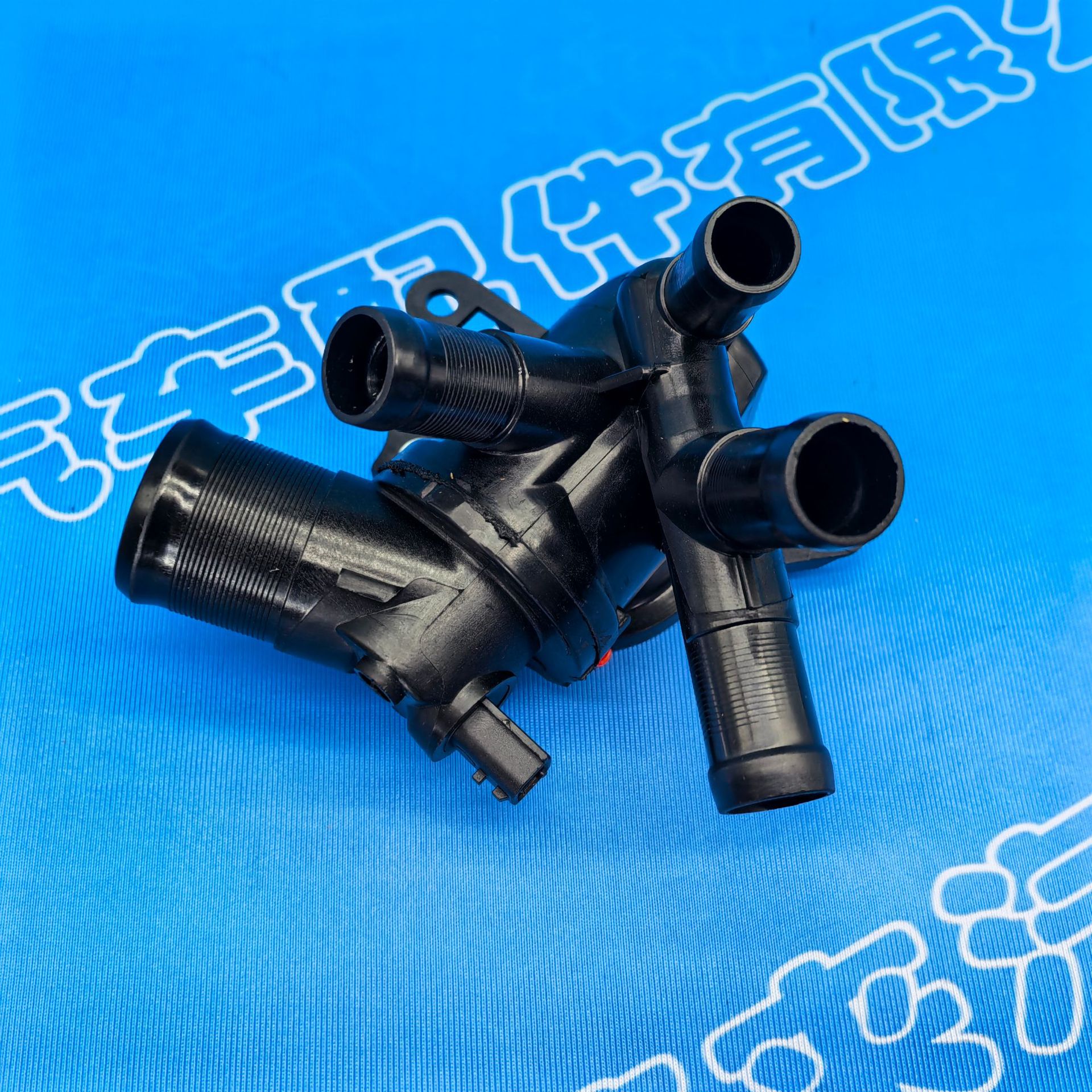 Suitable for Nissan 15 Qashqai 1.2T/J11Z Thermostat Housing with Thermostat 11061-00Q2H