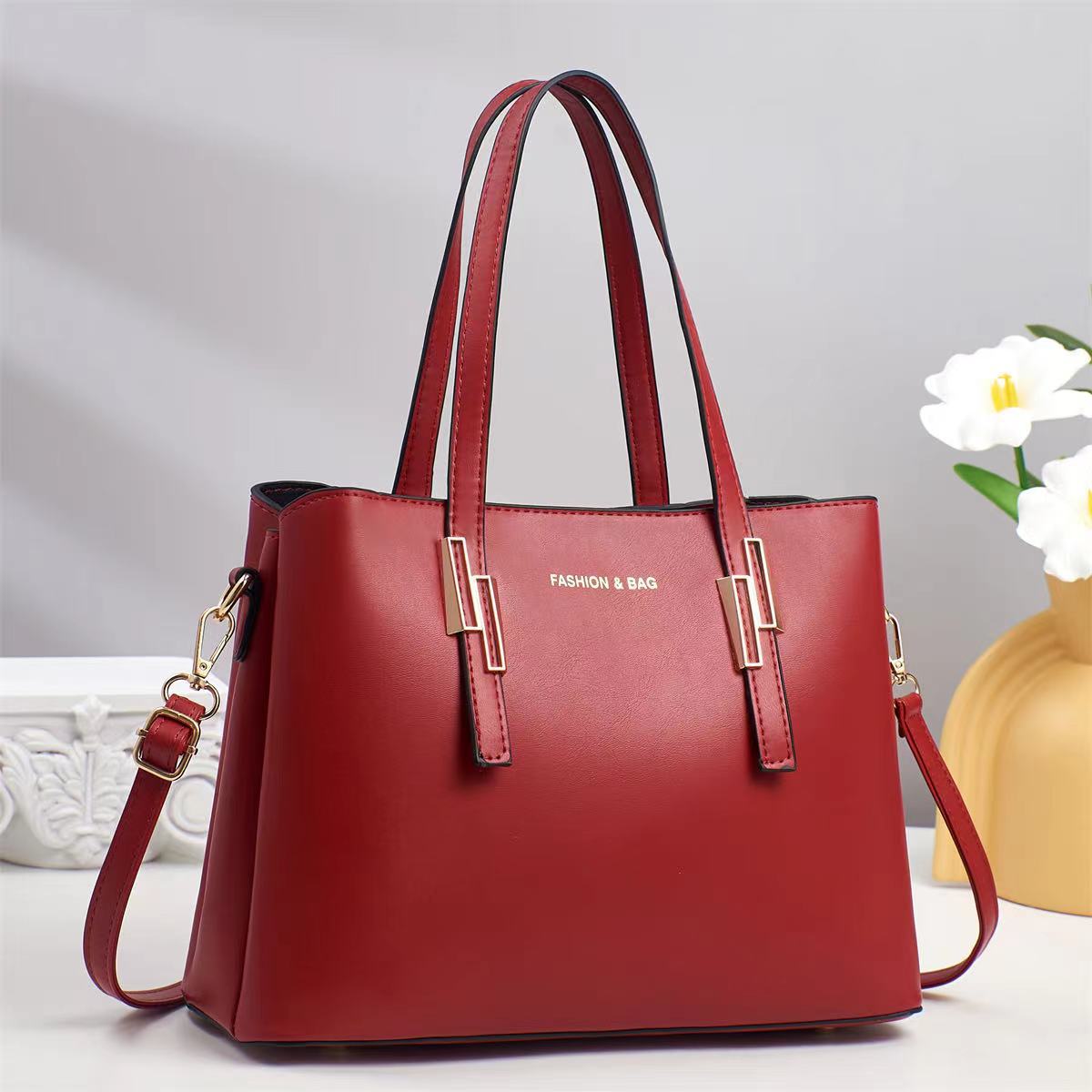 2025 nuevo bolso de mensajero de diseño de nicho bolso de mujer simple de un solo hombro de alta gama estilo de moda clásico