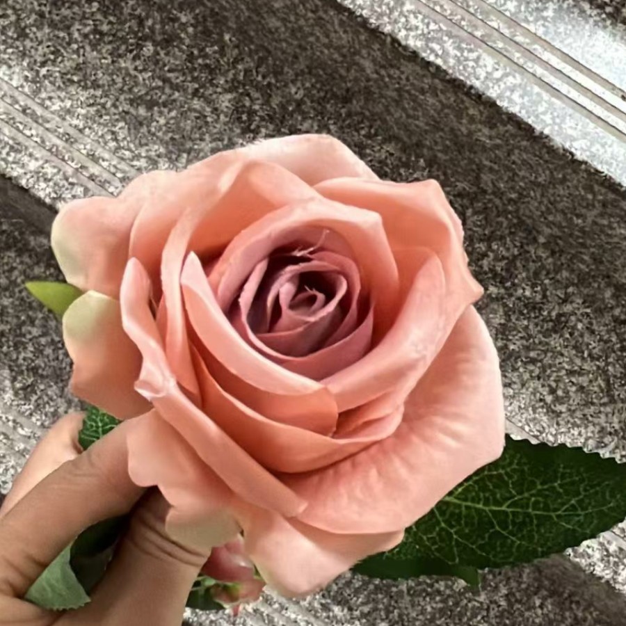 Una sola rama de tela de seda de rosas decora la Sala de estar del hogar con flores falsas, arreglos de rosas de boda DIY herramientas de simulación de flores