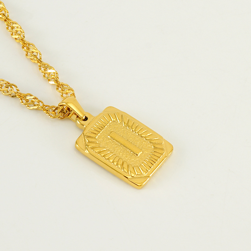 Collar de cadena de onda de agua cuadrada de acero inoxidable europeo y americano transfronterizo moda de mujer Luz de lujo todo fósforo titanio acero 26 letra colgante