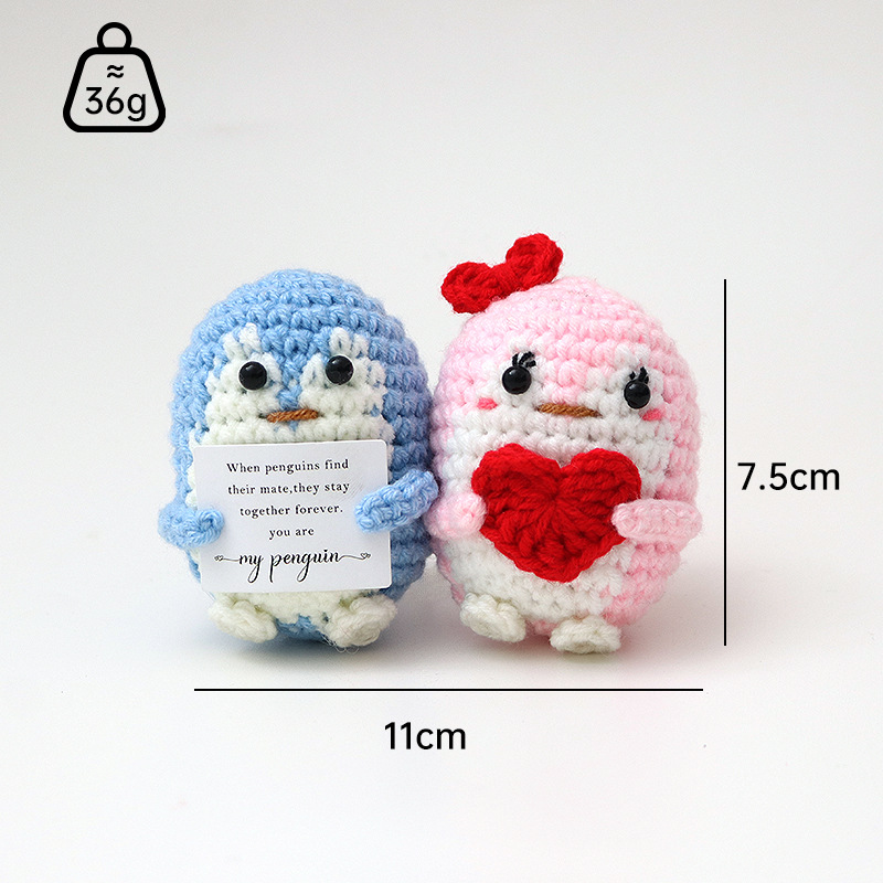 빨간색 하트 + 큰 빨간색 리본과 펭귄 블루 W 카드가 있는 핑크색 손바느질 펭귄