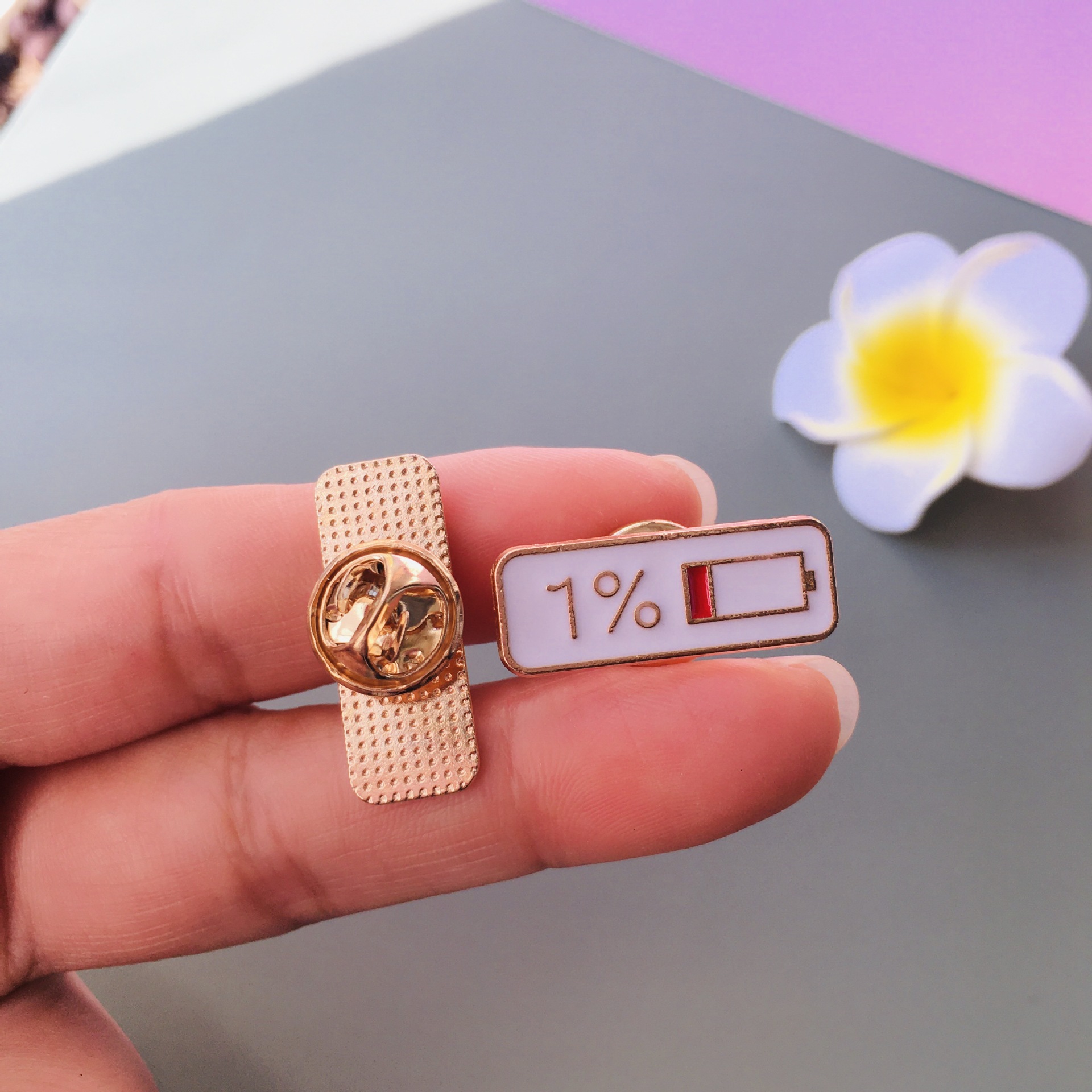 Broche de conversión de estado de ánimo europeo y americano Personalidad Deslizable Electricidad social Emoji Insignia de metal Accesorios de joyería femenina Pin