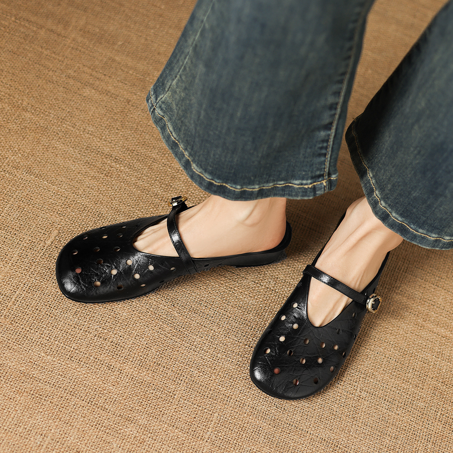 Sandal nữ da dê đục lỗ mũi trùm quai ngang hở gót — đen