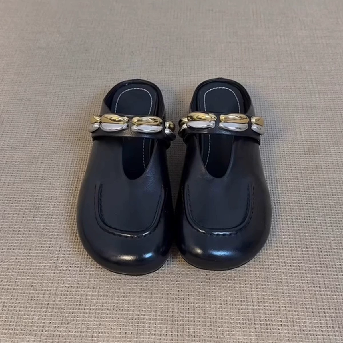 Fashionable women's slippers with a strap for leisure, metallic color, french style, closed toe, suitable for outdoor wear, summer 2025, low heel
