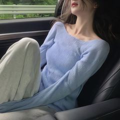 ミルクブルーの肩の長袖のニットの底のシャツの女性の秋冬の中で優しい風のデザイン感のゆったりした鎖骨の上着を掛けます。