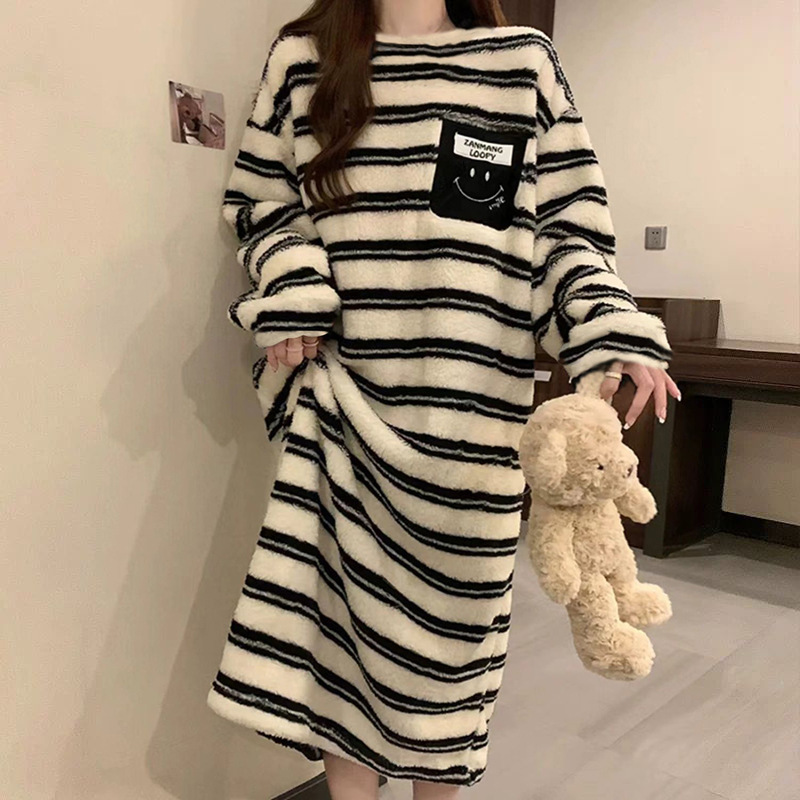 Coral Velvet Nightgown for Women Winter 2025 New New Chinoiserie Sweet Thickeneded Flannel Pajamas for Women Home Wear Coral Velvet Nightgown for Women Winter 2025 New New Chinoiserie Sweet Thickeneded Flannel Pajamas for Women Home Wear