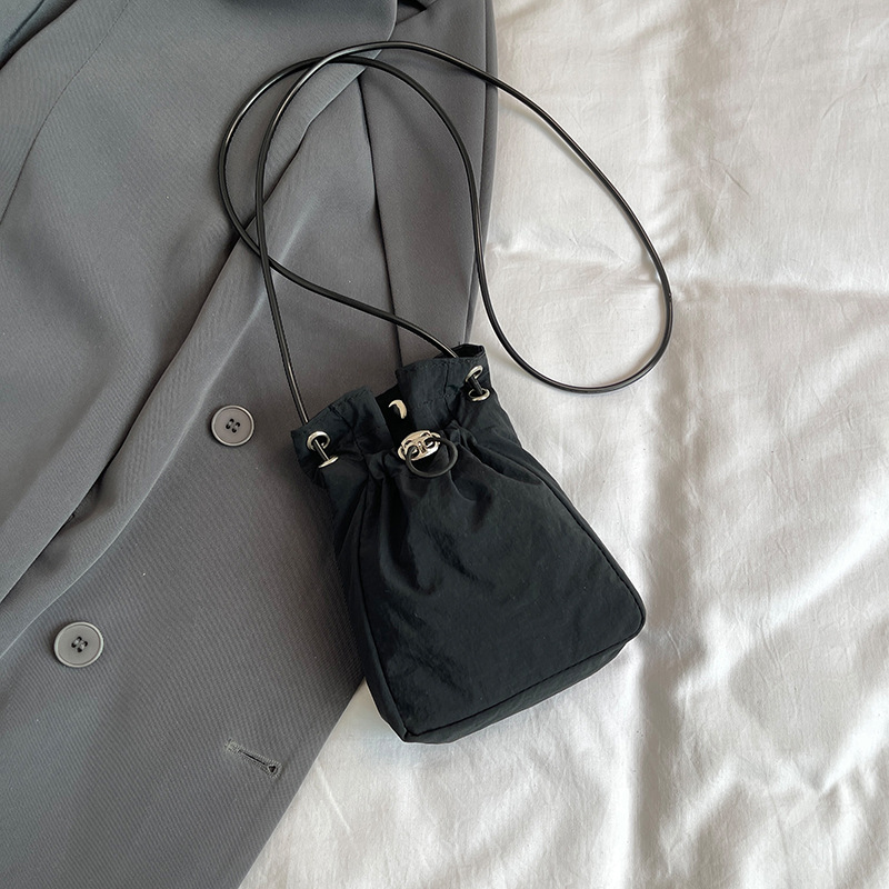 Casual bolso de tela de nylon ultra-fuego para mujeres 2024 nuevo verano versátil bolso de hombro bolso de cubo bolso de teléfono celular