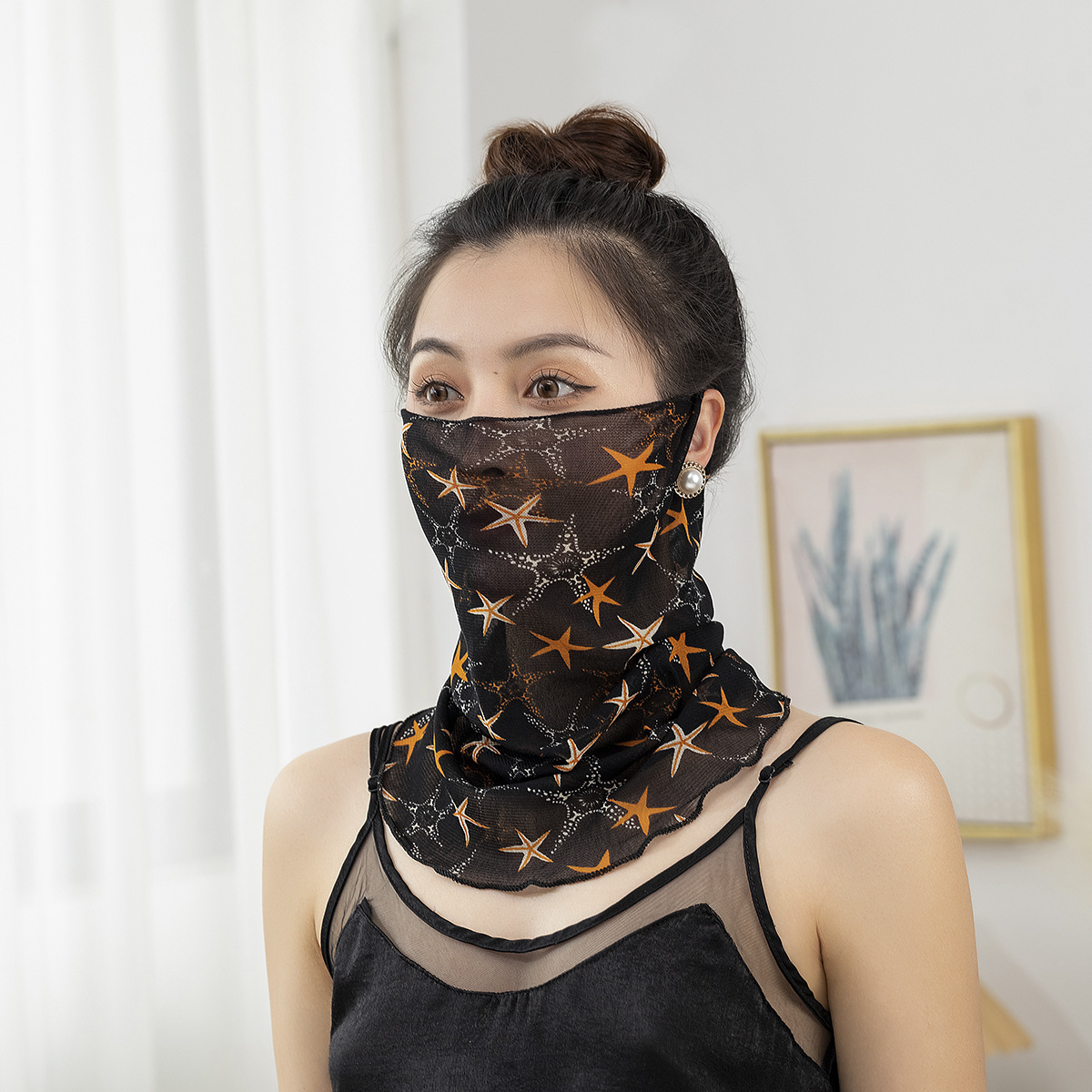 夏の日焼け止めマスクの女性はマフラーの首のカバーに乗って紫外線を防ぎます。
