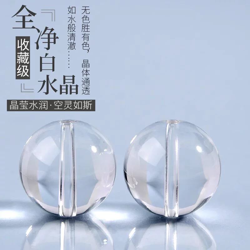 Коллекция натуральных белых кристаллов, разбросанных бусин, полный чистый браслет