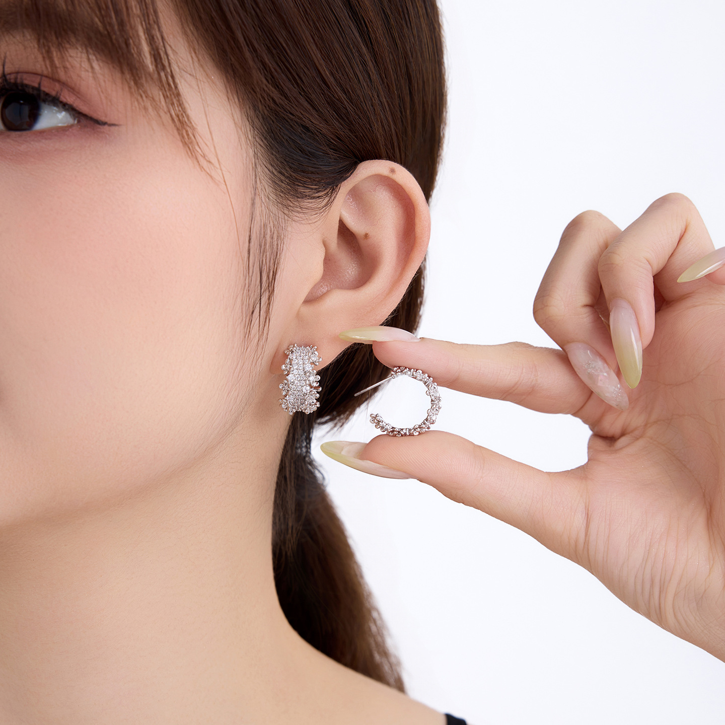 Xuping gemas artificiales ligeras de lujo temperamento pendientes de aleación de cobre chapado blanco transfronterizo ins aretes de viento al por mayor mujeres