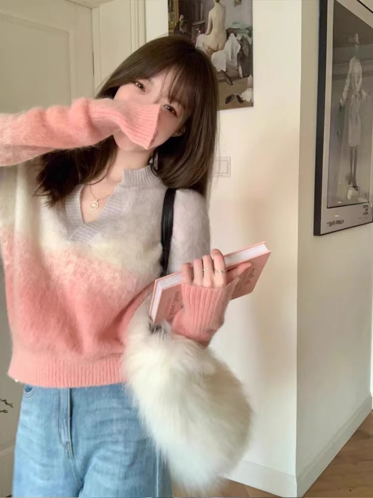 ピンクの優しい柔らかいモチモチ風グラデーションセーター女性秋冬の怠惰なデザイン感の外に馬海毛vネックニット仙を着ています。