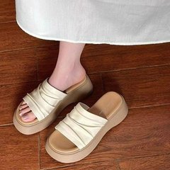 厚底スリッパのソフトレザーバージョン、夏のアウターウェア、2025年の新しいスタイル、スカート付き、ビーチでの休暇、女性用のワンラインサンダル
